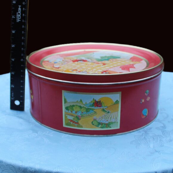 Rustic Round Metal Container with Heartwarming Family Imagery - ECU - Picture 3 of 8